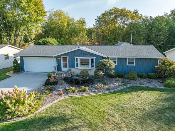2637 Hazelwood Ln, Green Bay, WI 54304