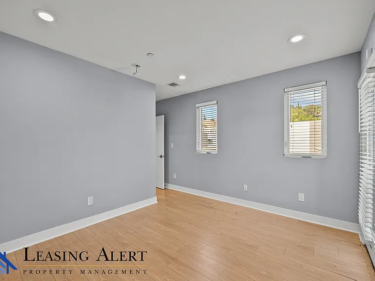 1957 1/2 Vista Del Mar Ave — Photo 16