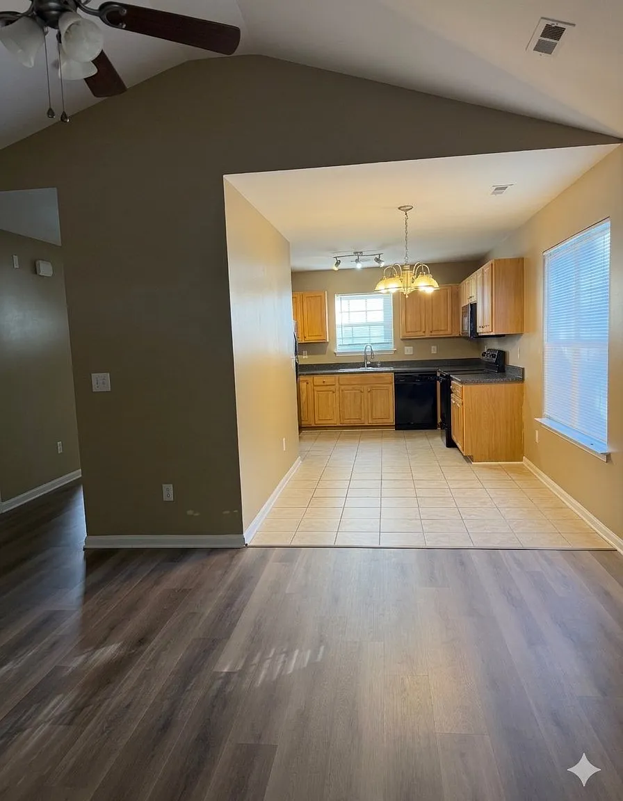 3 bed, 1055 sqft, $1,890 — Photo 2