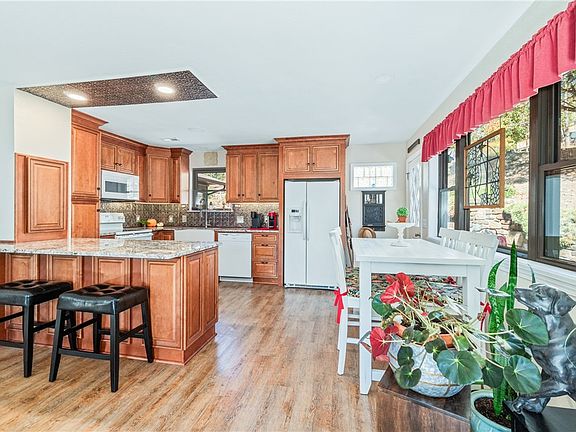 5th image of 10208 Summit Dr
