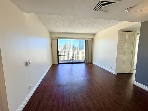 225 Queen St Photo 1