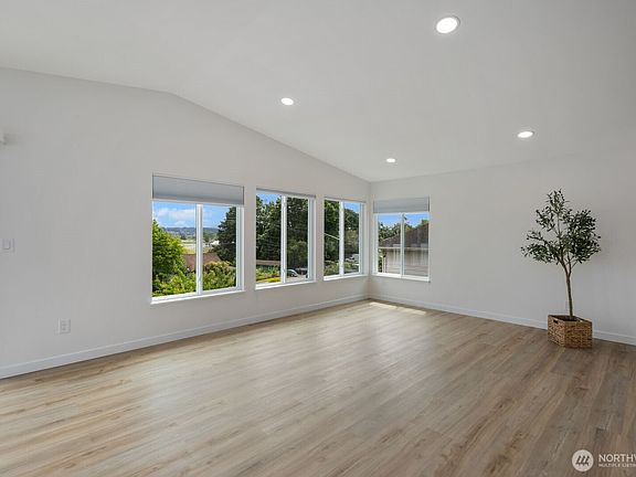 5th image of 2126 E Grand Avenue