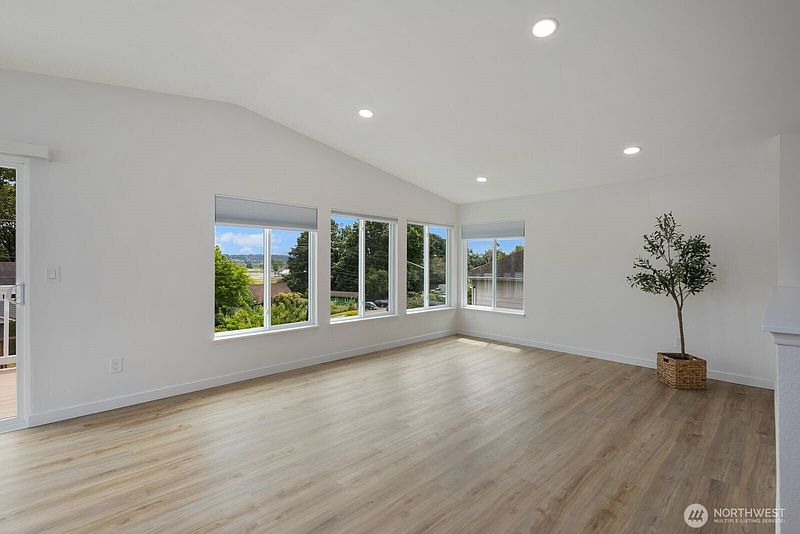 5th image of 2126 E Grand Avenue
