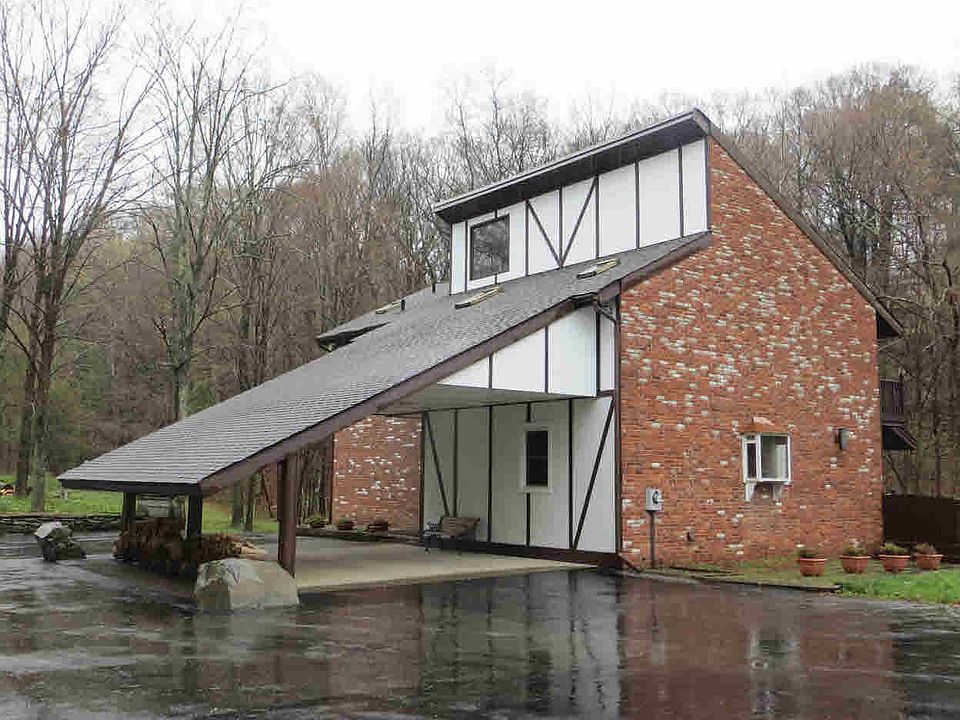 1st image of 6 Maple Ln