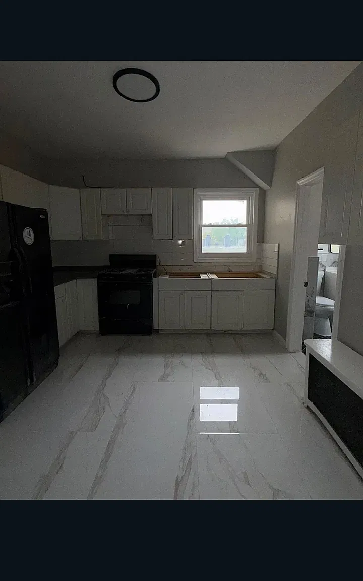 3 bed, $2,200 — Photo 1