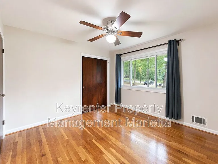 3720 Lake Dr SE — Photo 11