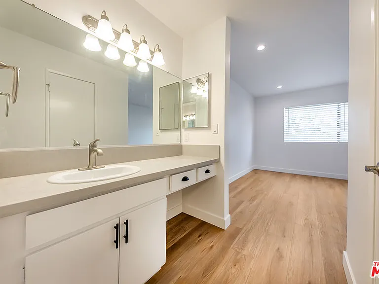 22135 Burbank Blvd #4 — Photo 28