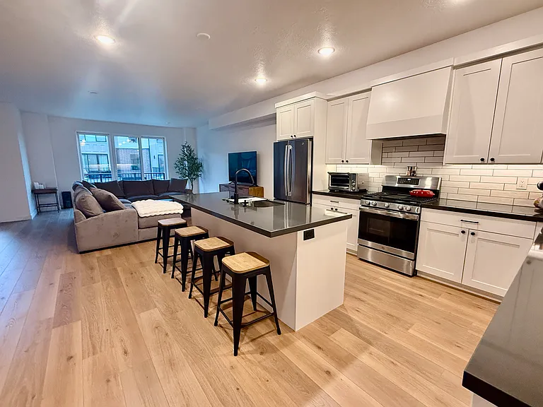 2344 Porter Ave — Photo 4