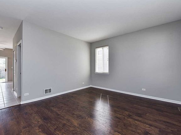3rd image of 571 Bluebird Dr