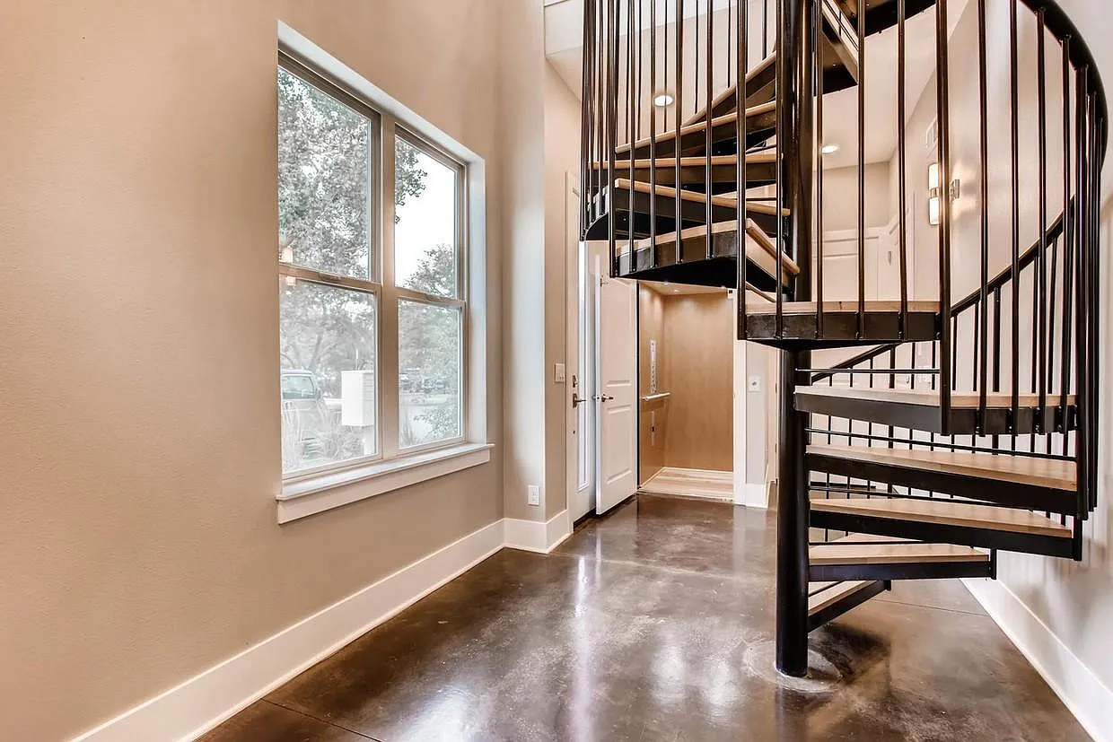 5620 S Sycamore St — Photo 3