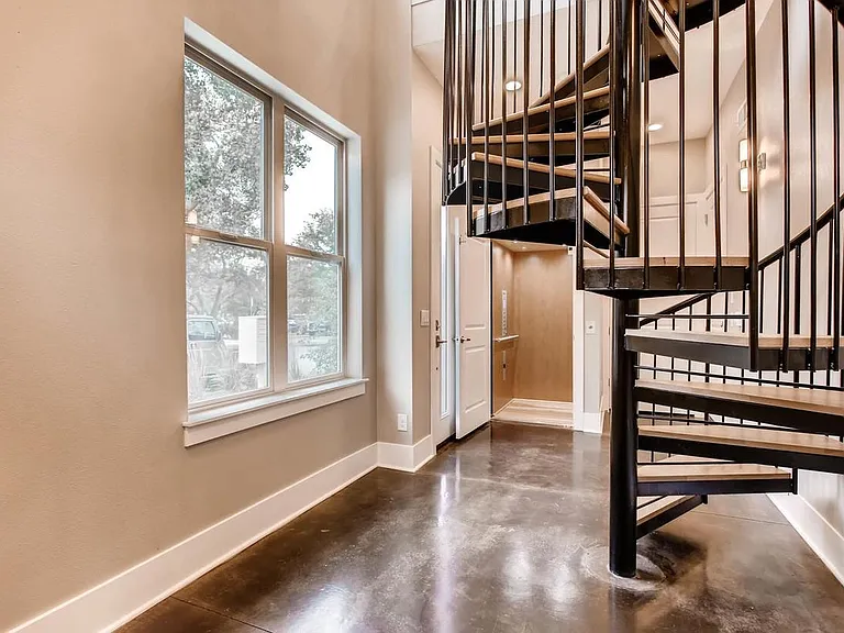 5620 S Sycamore St — Photo 3