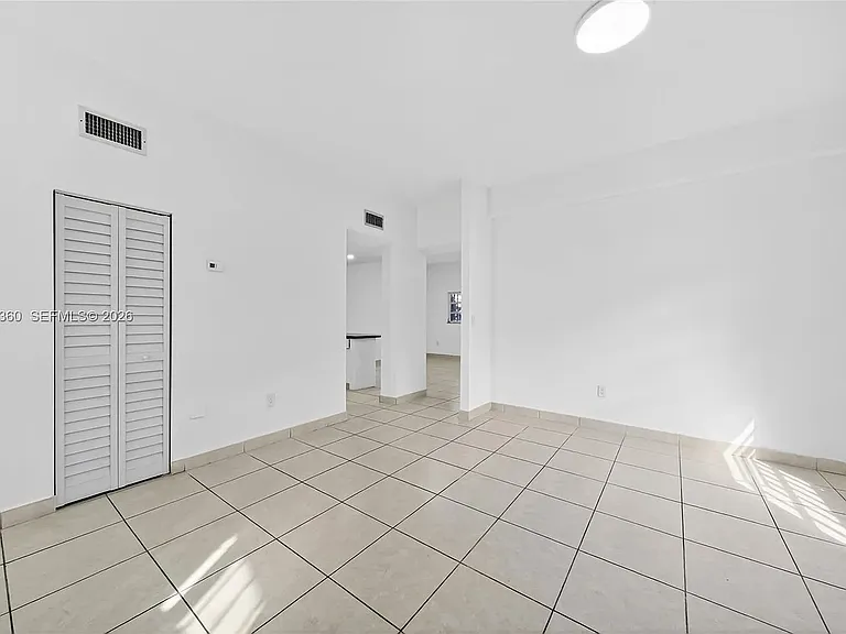 929 W Beacon Ave — Photo 4