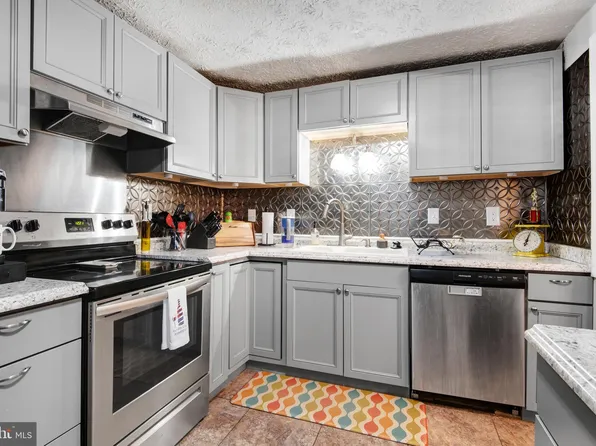 8328 Claremont Woods Dr, Alexandria, VA 22309