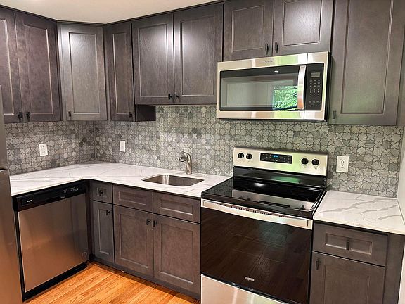 Quartz countertop and stellar backsplash