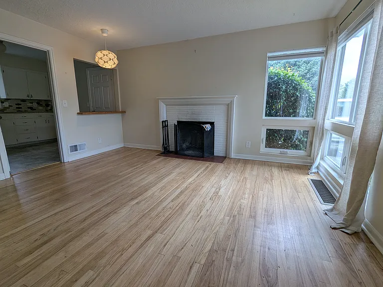 6034 NE 8th Ave — Photo 3