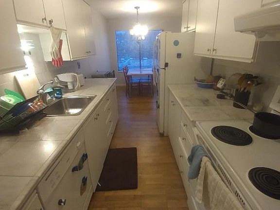 5th image of 2562 Thorndyke Ave W
