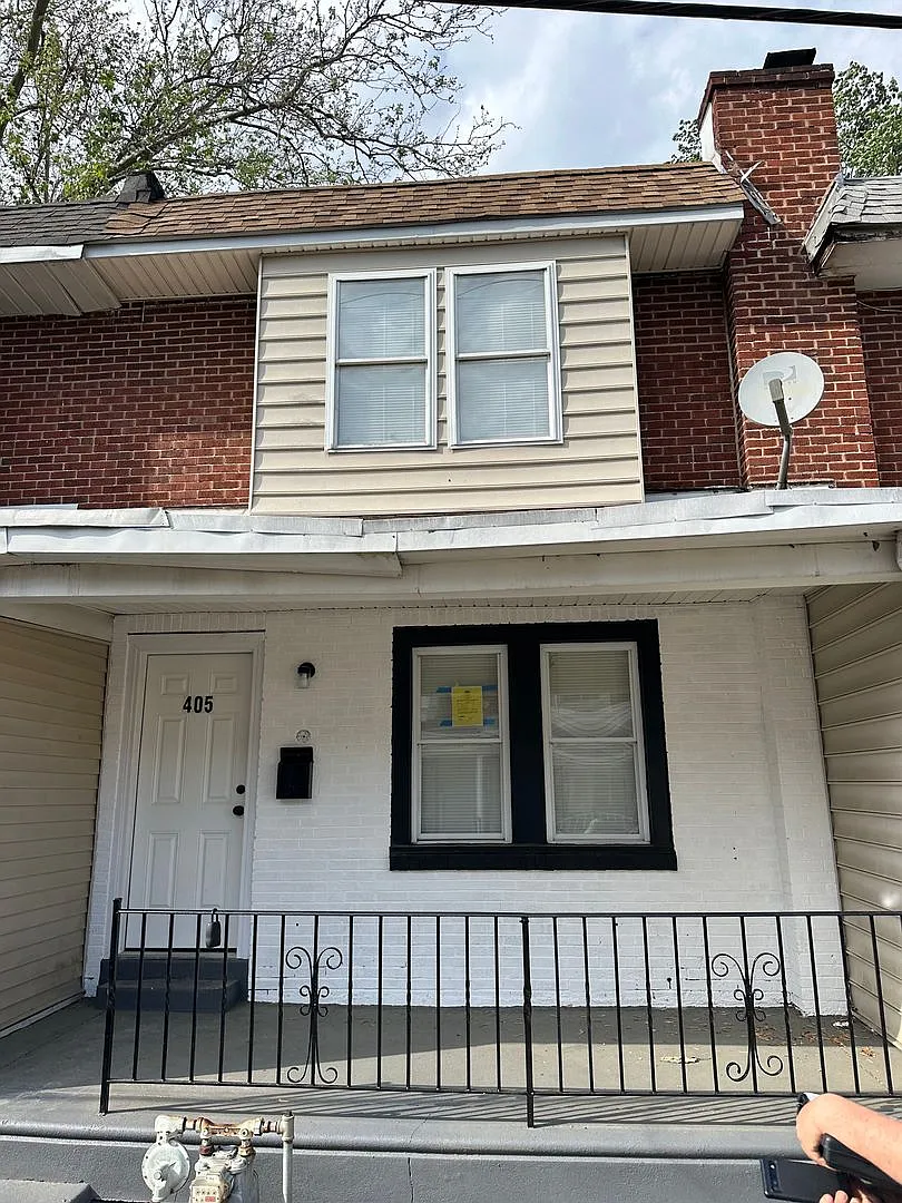 Fully renovated 3 Bed townhome — Photo 1