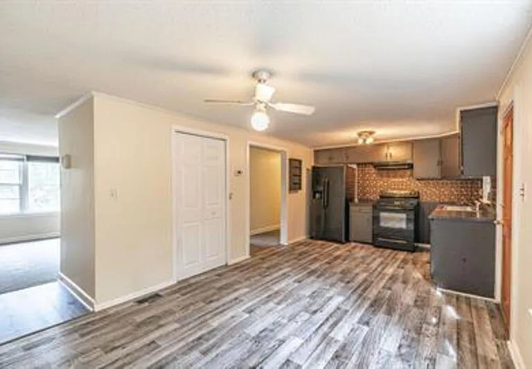 885 S Stephens St — Photo 6