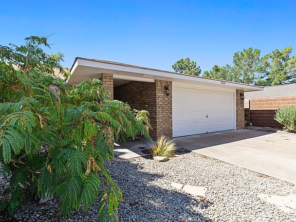 3rd image of 2212 Desert Pine Dr