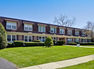 350 Brainerd Ave APT 2B, Libertyville, IL