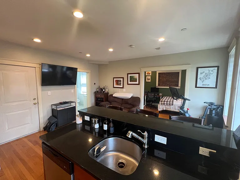 469 Hanover St #5F — Photo 7