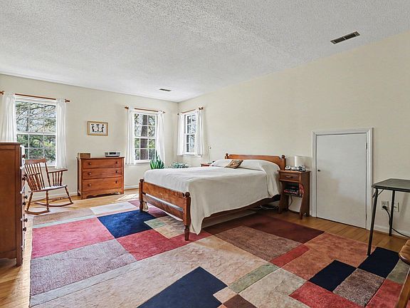 4th image of 806 Churchill Dr