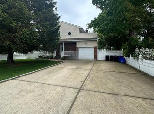 158 Farmers Ave, Lindenhurst, NY 11757