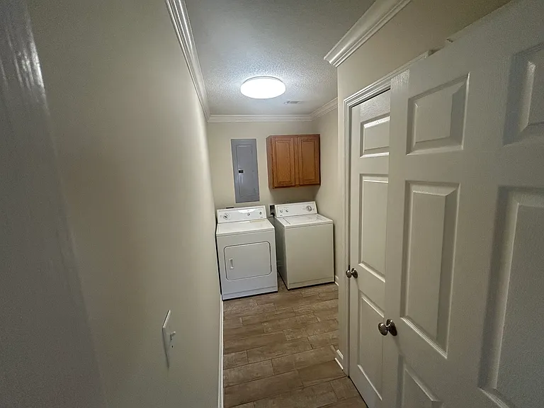 Laundry room with washer/dryer.