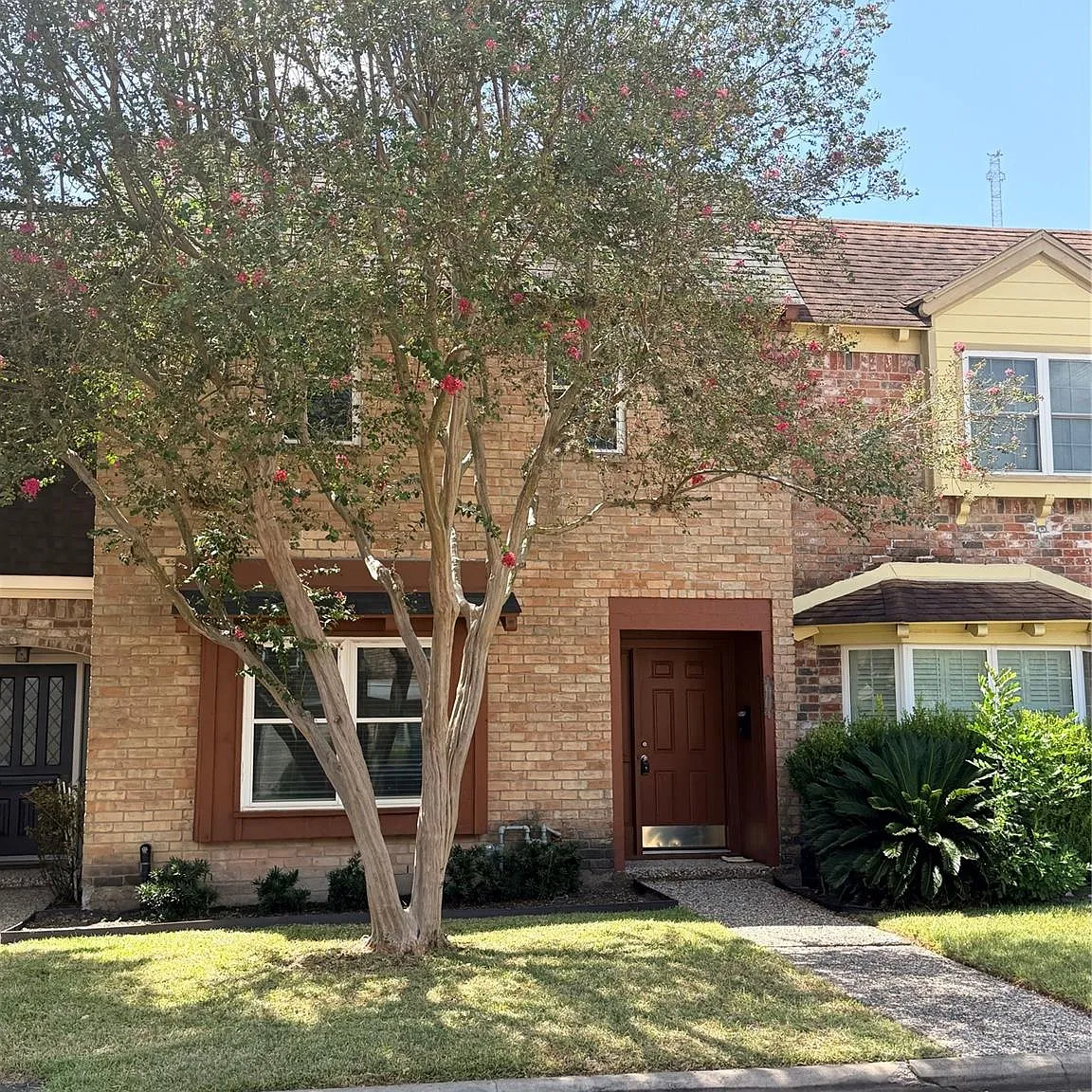 2 bed, 1.5 bath, 1740 sqft, $1,750 — Photo 2