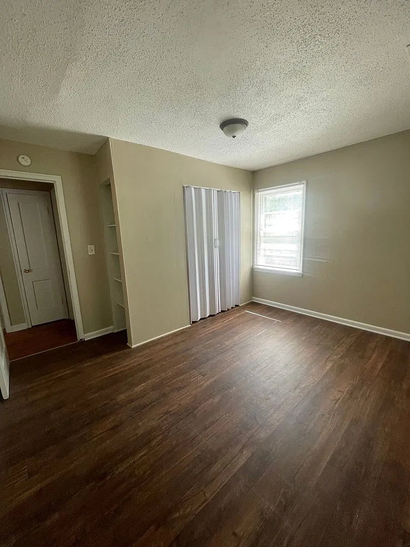 Three Bedroom Two Bath In Raytown Mo For Rent — Photo 3