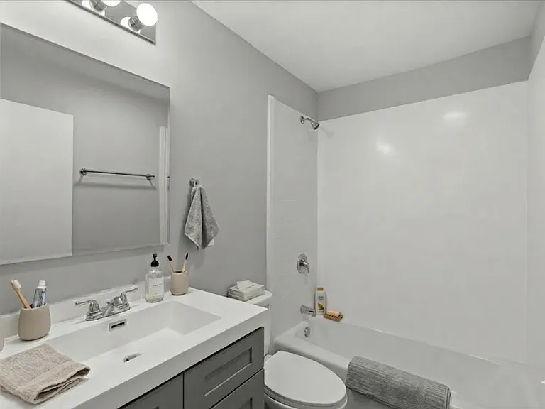 1000 Orchard Luxury Apartments — Photo 12