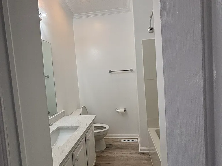 321 E Harden St — Photo 8