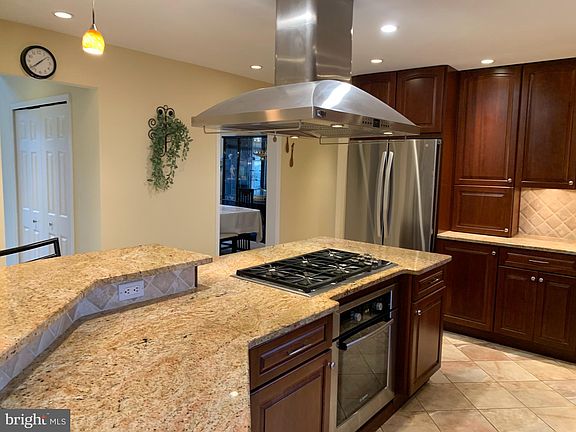 3rd image of 2 Remington Cir