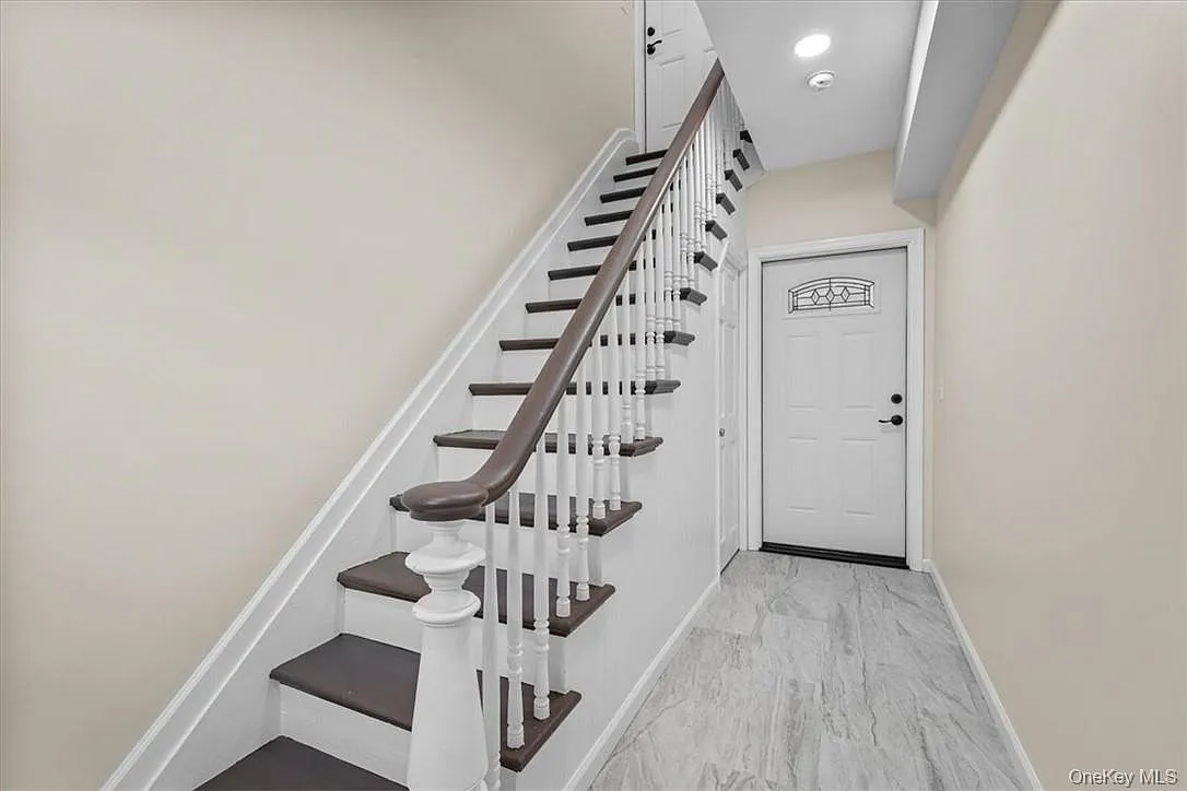 3 bed, 1.0 bath, 1208 sqft, $2,200 — Photo 3