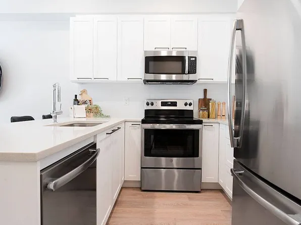 Inlet Glen Apartments, 3370 Dewdney Trunk Rd, Pt Moody, BC V3H 0K9