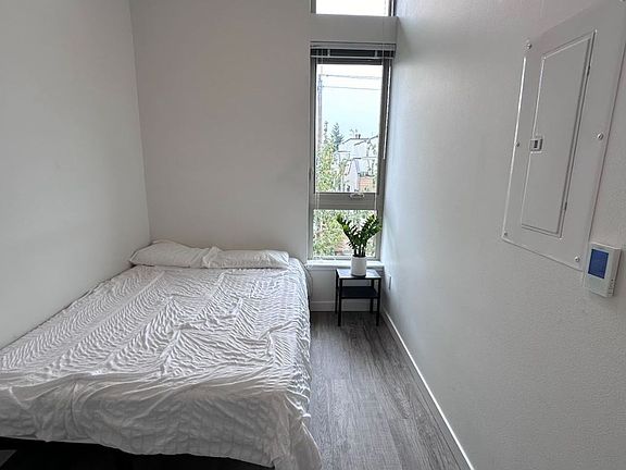 5th image of 207 18th Ave #403