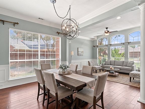 3rd image of 4 Fountain Gate Cir