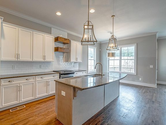 3rd image of 102 N Malayna Dr
