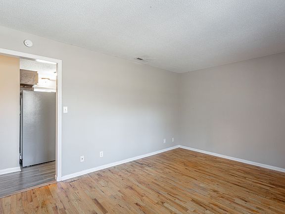 3rd image of 2414 Lyndon Ave APT 8