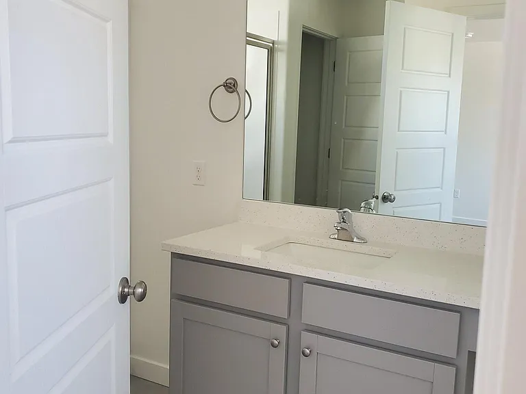 Upstairs main bathroom with tub/shower