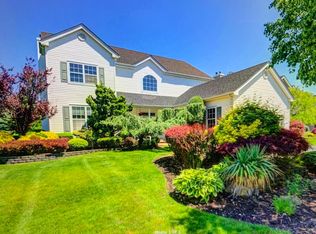 20 Garnett Pl, Melville, NY 11747