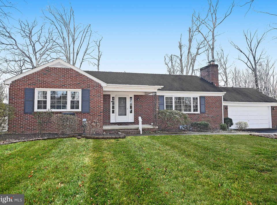 1st image of 15 Forest Dr