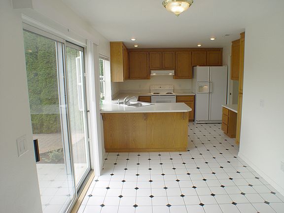 Spacious Breakfast Nook!