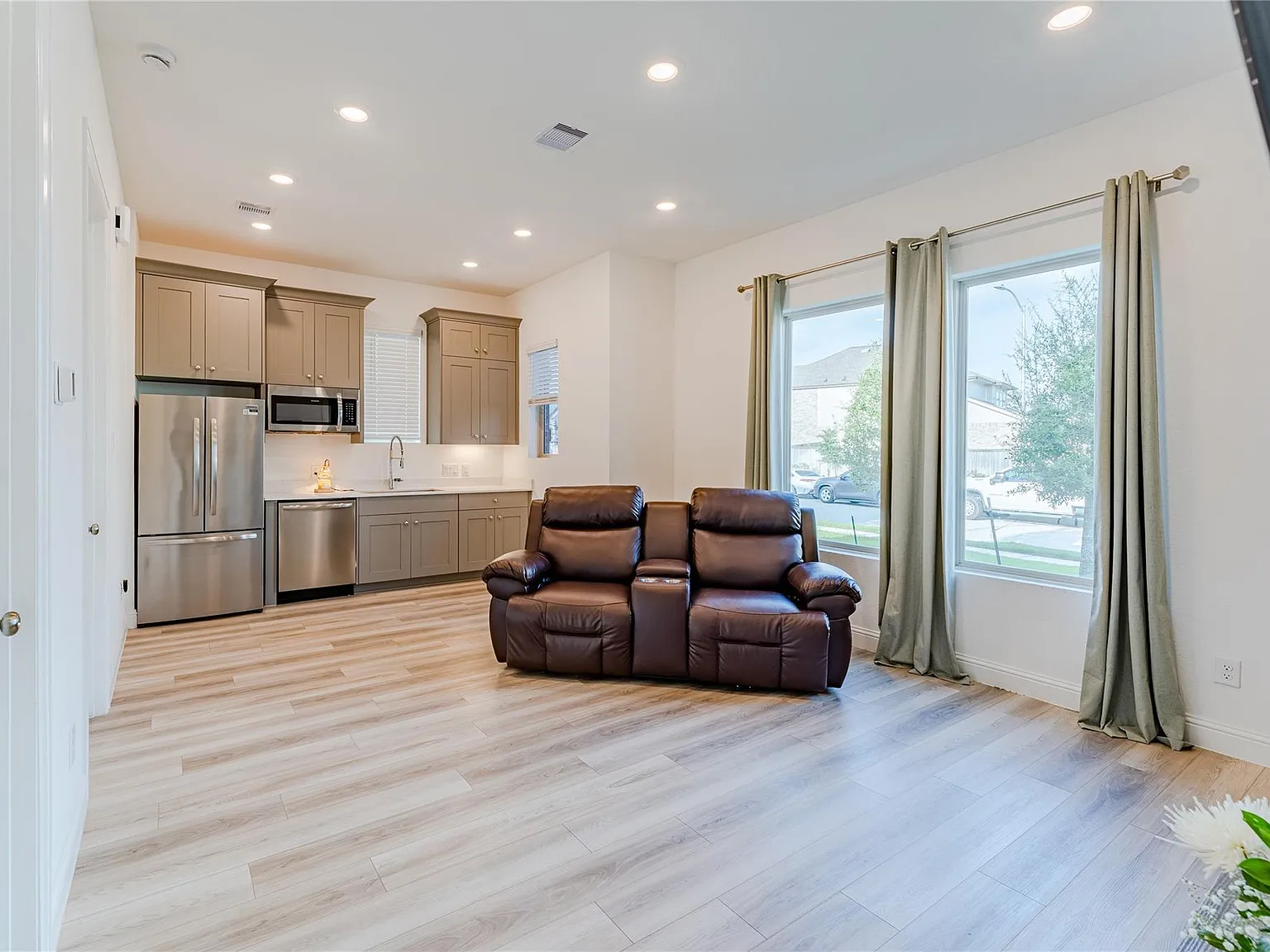 4 bed, 3.0 bath, 2793 sqft, $3,900 — Photo 4