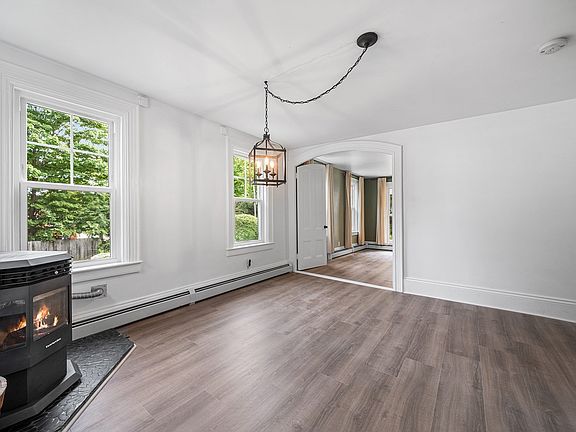 4th image of 1046 Center St