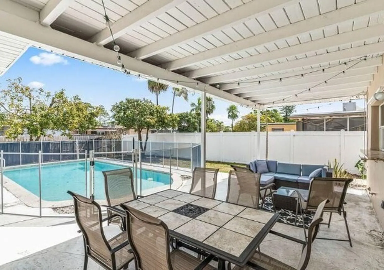 Heated Pool 3BR Family Home Near Hollywood Beach — Photo 2