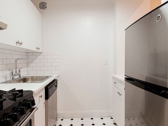 3rd image of 10 E 13th St APT 3H