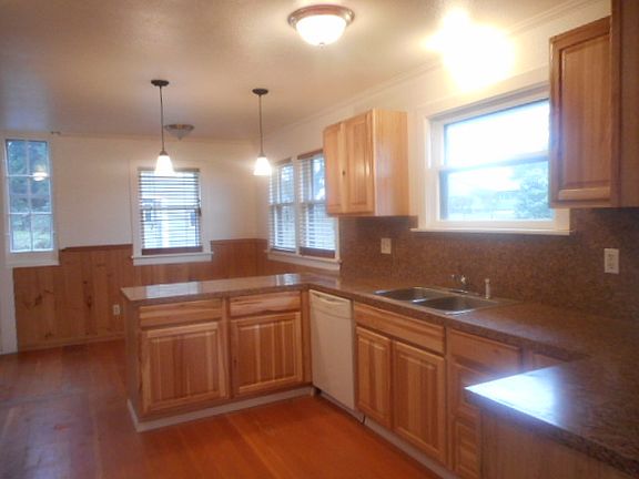 5th image of 9717 Vickery Ave E