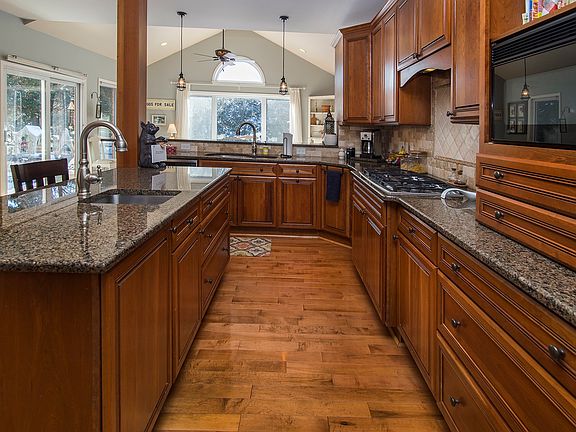 5th image of 8832 Thornbury Ln