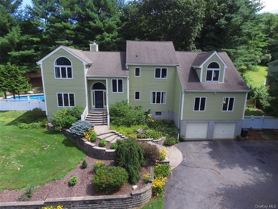 1st image of 4 Meadowbrook Ct